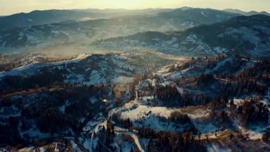 <strong>冬季</strong>山地的村庄鸟瞰，<strong>冬季</strong>喀尔巴阡山脉的日出，<strong>冬季</strong>山地的清晨鸟瞰，<strong>冬季</strong>山地的日出鸟瞰